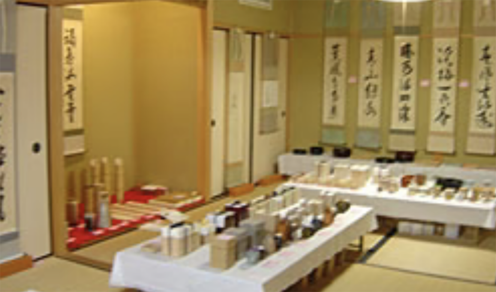 座敷に掛け軸や茶道具が並べられている様子