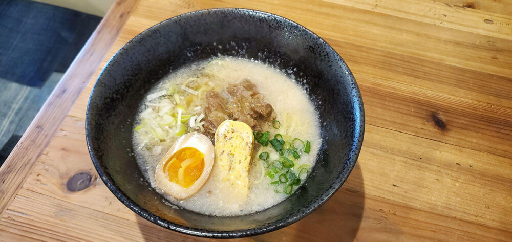 煮卵と玉子焼きのコラボレーション「胡神牛だしラーメン」