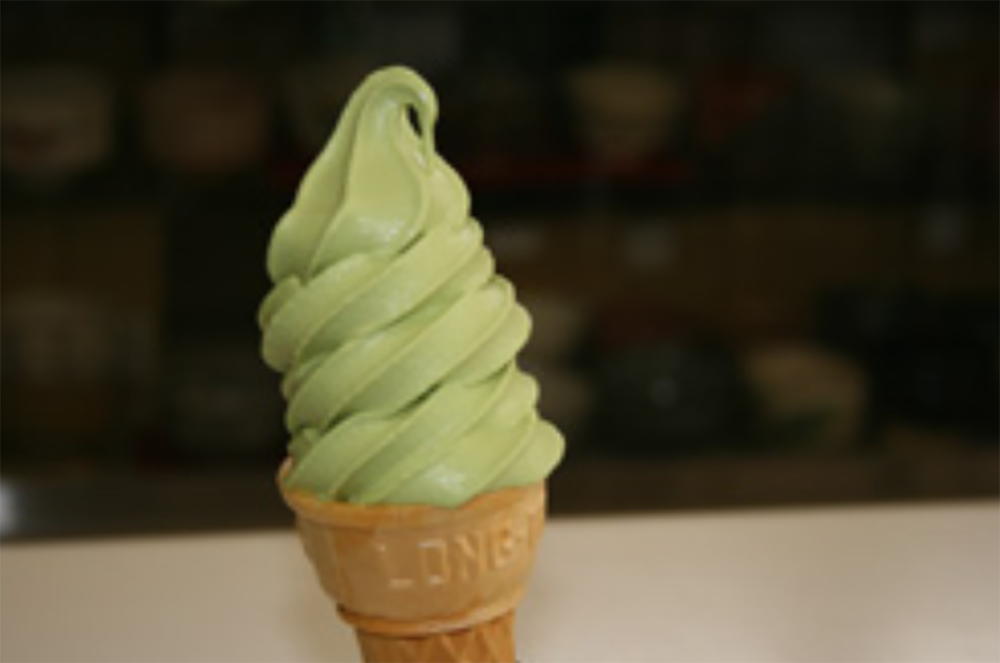 淡い緑色をした抹茶ソフトクリーム