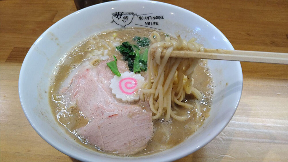 ANTI NOODLEの看板メニュー「鶏煮込み醤油」