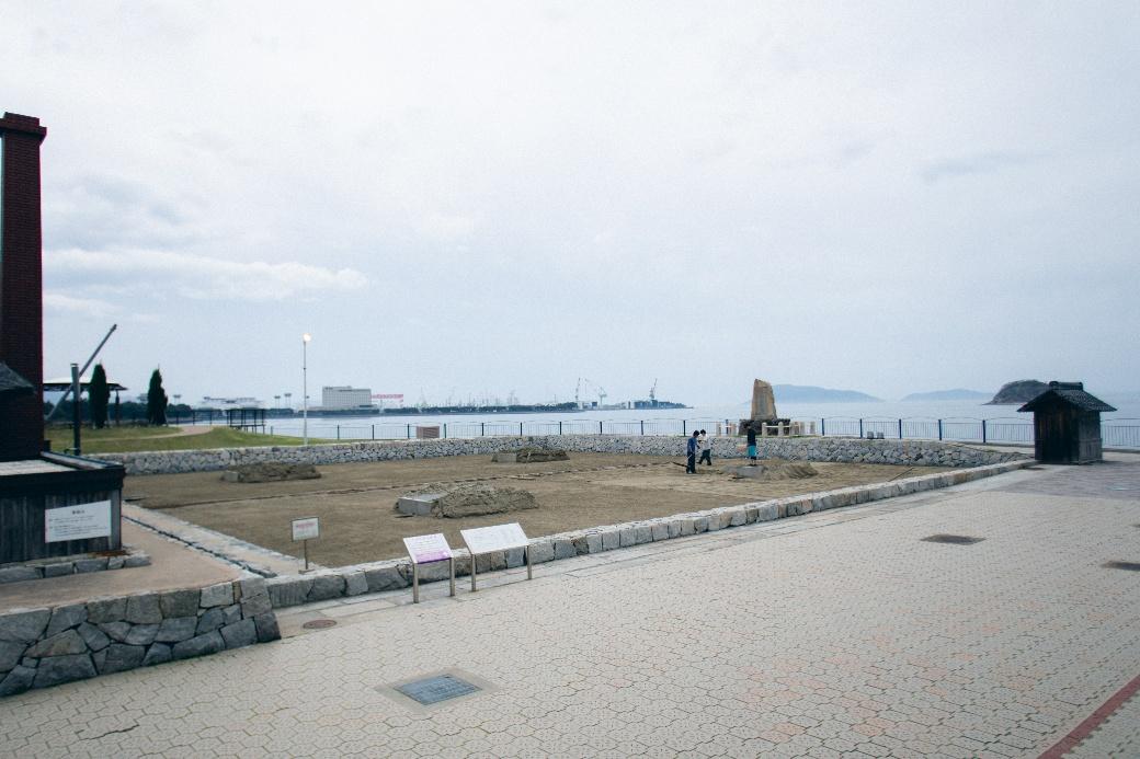 うたづ海ホタルに復元された入浜式塩田