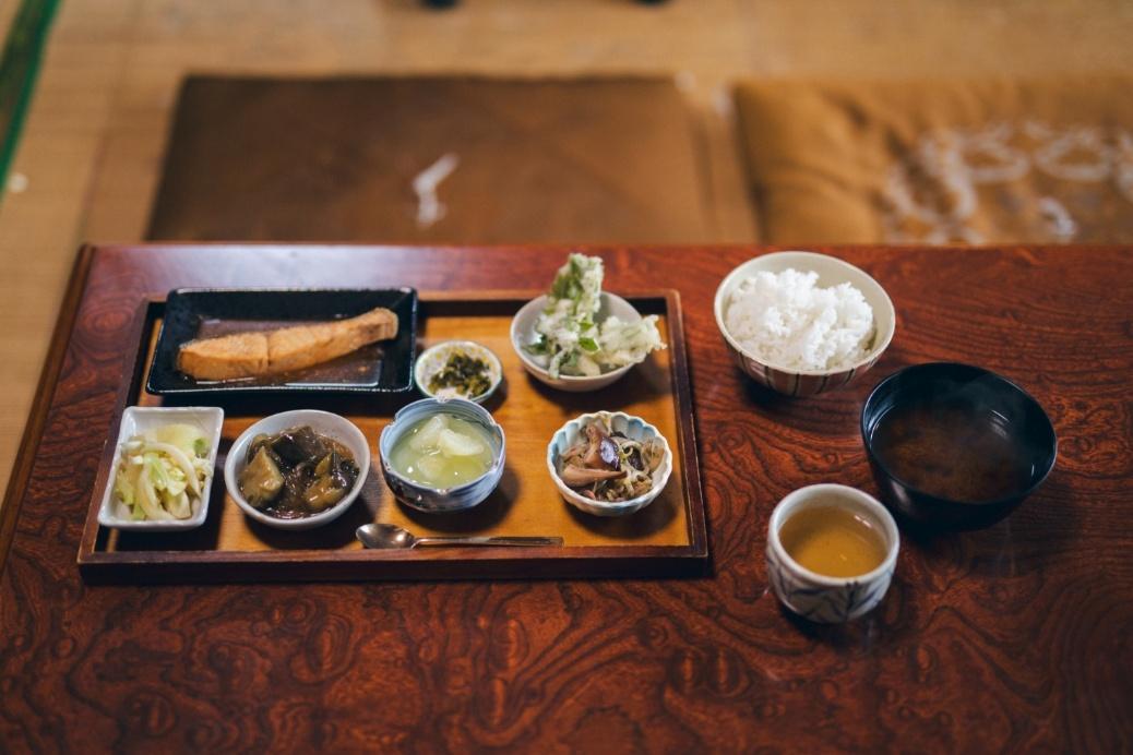 「おすそわけ食堂 まど」一汁七菜の日替わり定食