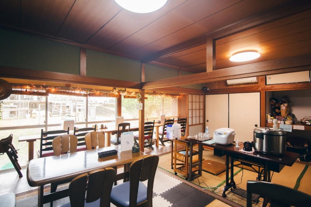 「おすそわけ食堂 まど」の店内・テーブル席やカウンター席