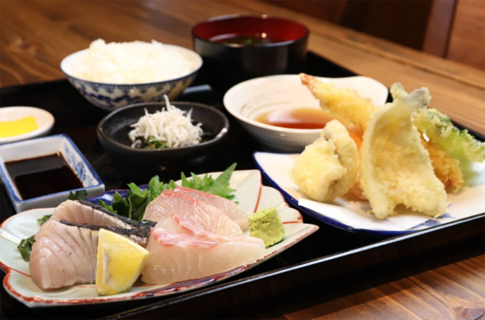 お刺身と天ぷらが盆にのった定食