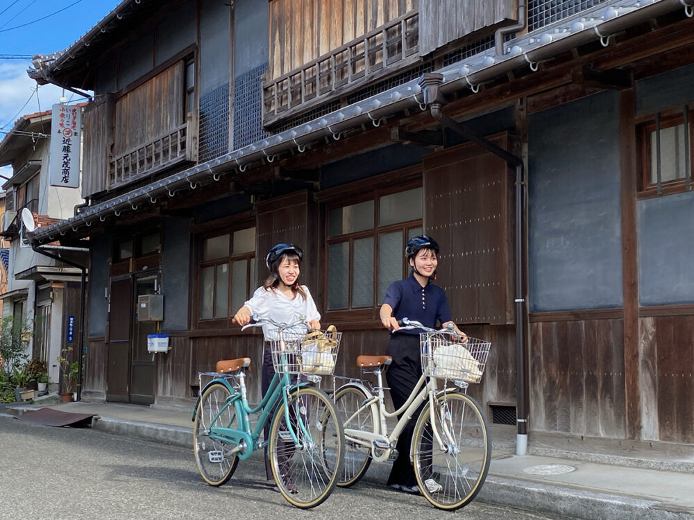 映画のセットのような、時の流れを感じる外壁