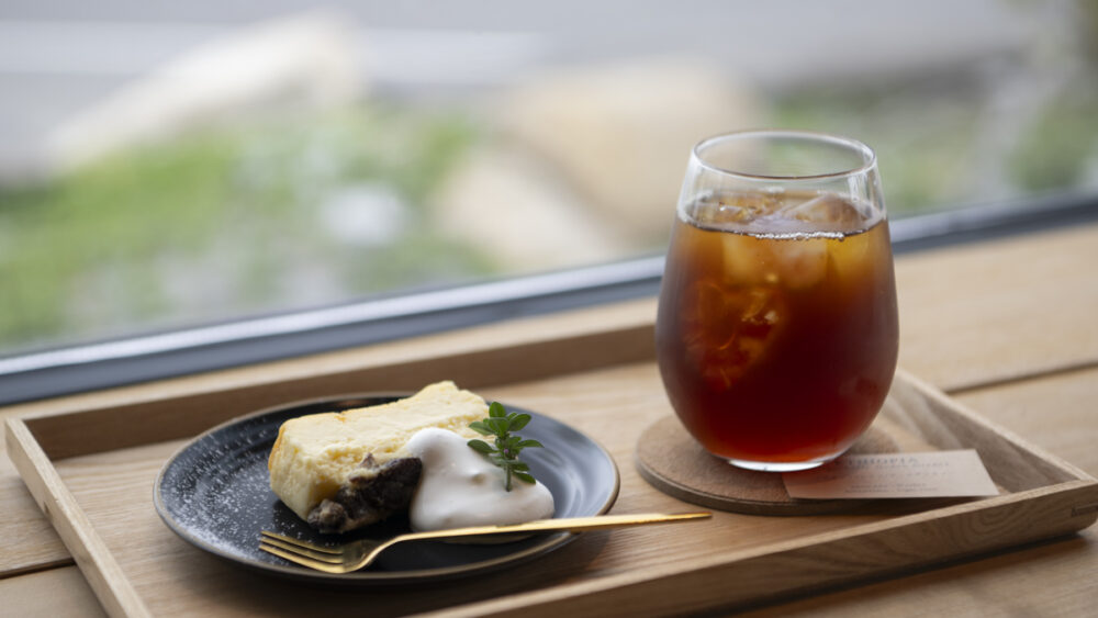 海を眺めるカウンター席でアイスコーヒーとスイーツ