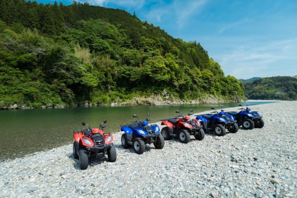 仁淀川河川敷に並ぶ4輪バギー