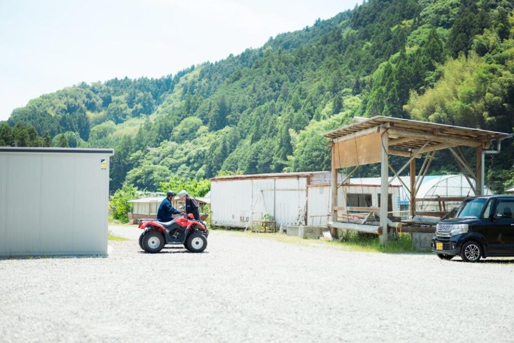 4輪バギーの操作を広場で練習