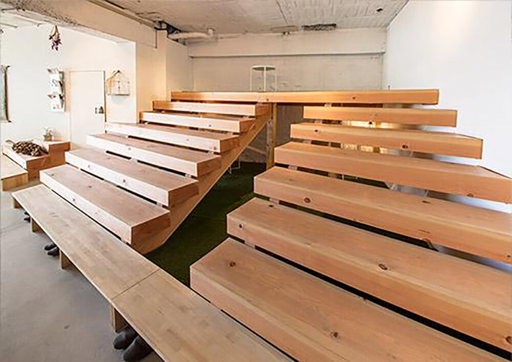 店内の木の階段は座席としても使用できる