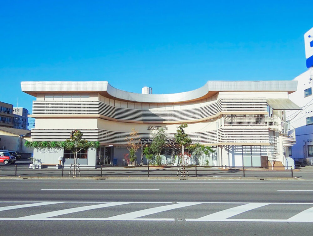 ラ・ファミーユ高松本店の外観