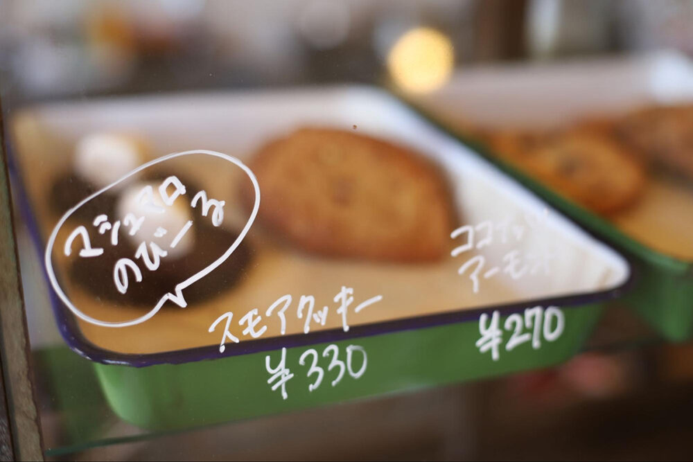 ショーケースに書かれた商品情報とおすすめポイント