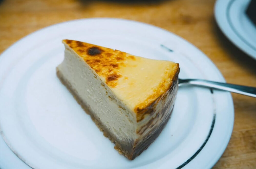 喫茶サンセットタウンの人気スイーツ・ニューヨークチーズケーキ