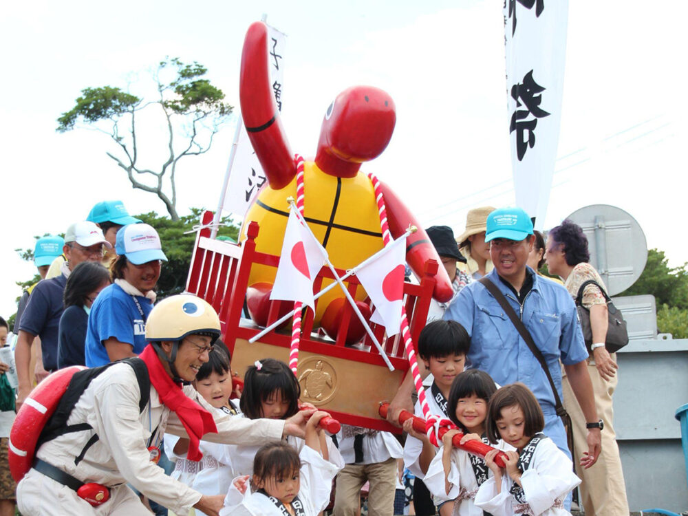 ウミガメ神輿を担ぐ子どもたち
