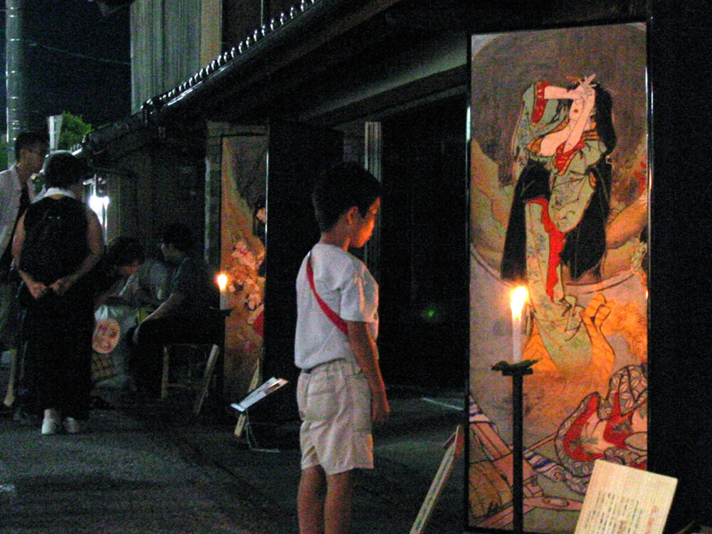 ロウソクの灯りで芝居絵屏風を粋に鑑賞