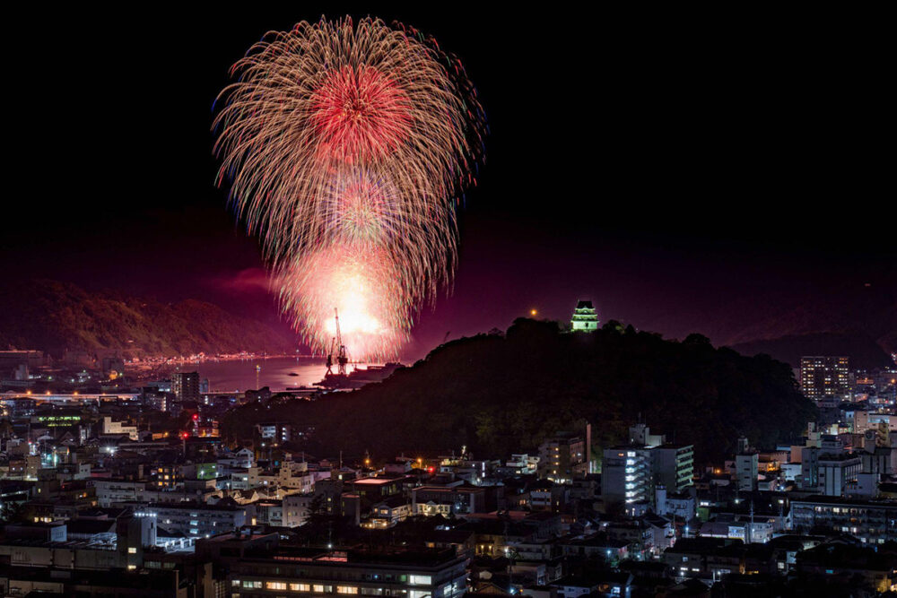 花火と宇和島城