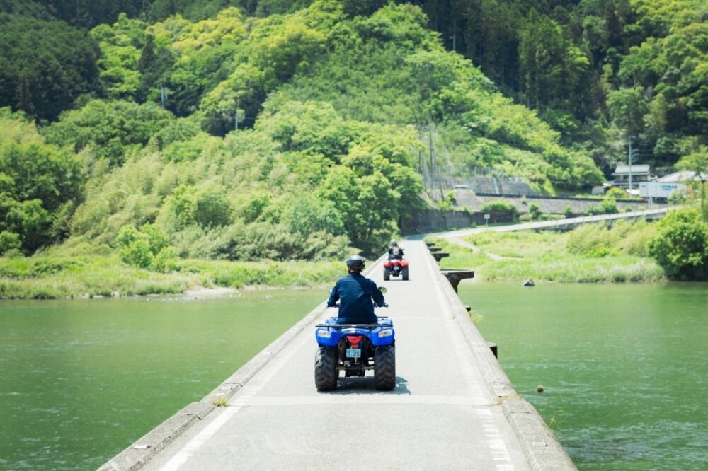 幅の狭い「名越屋沈下橋」もネイチャーバギーでツーリング