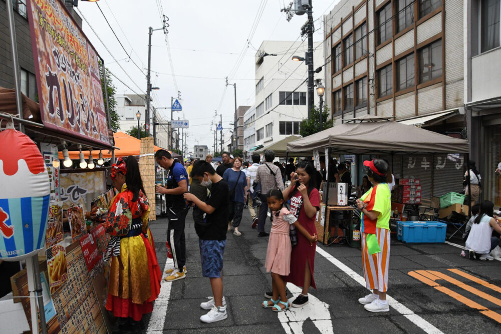 「ZENIGATA SUMMER FOOD FES」に出店している屋台の様子