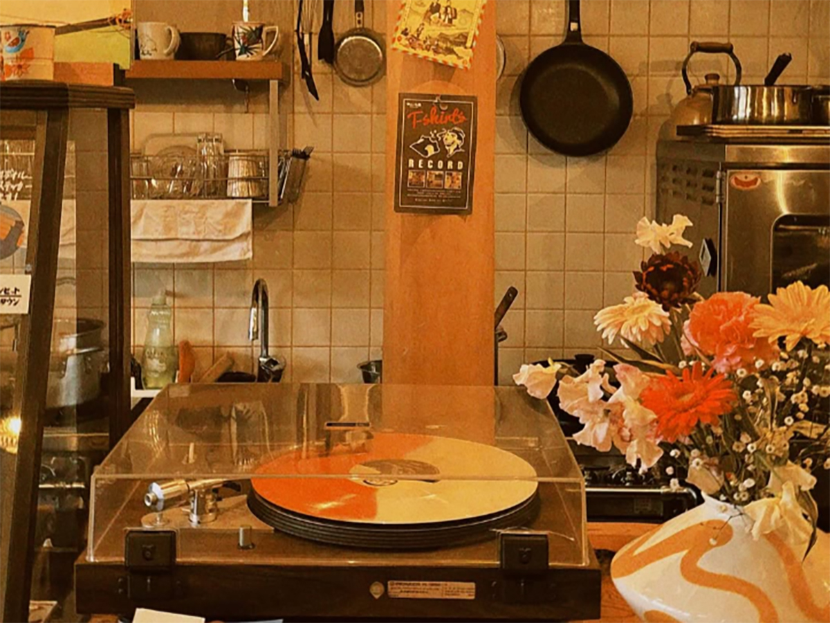 店内BGMを流すレコードプレーヤー