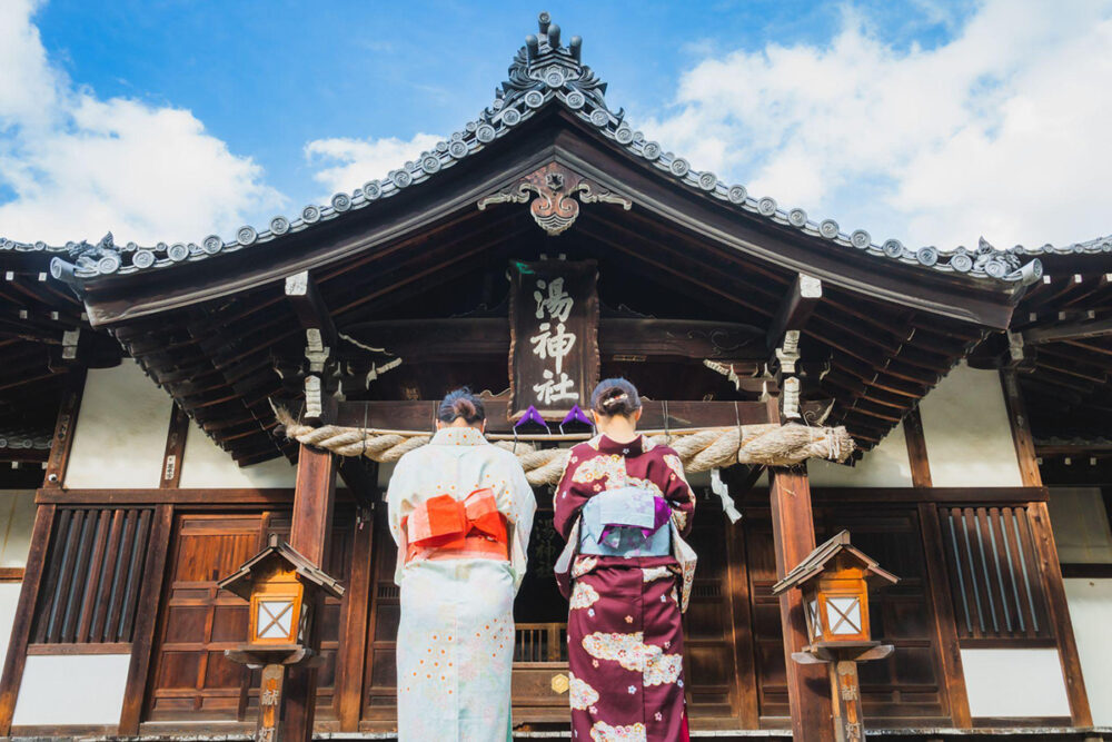 湯神社でお参り