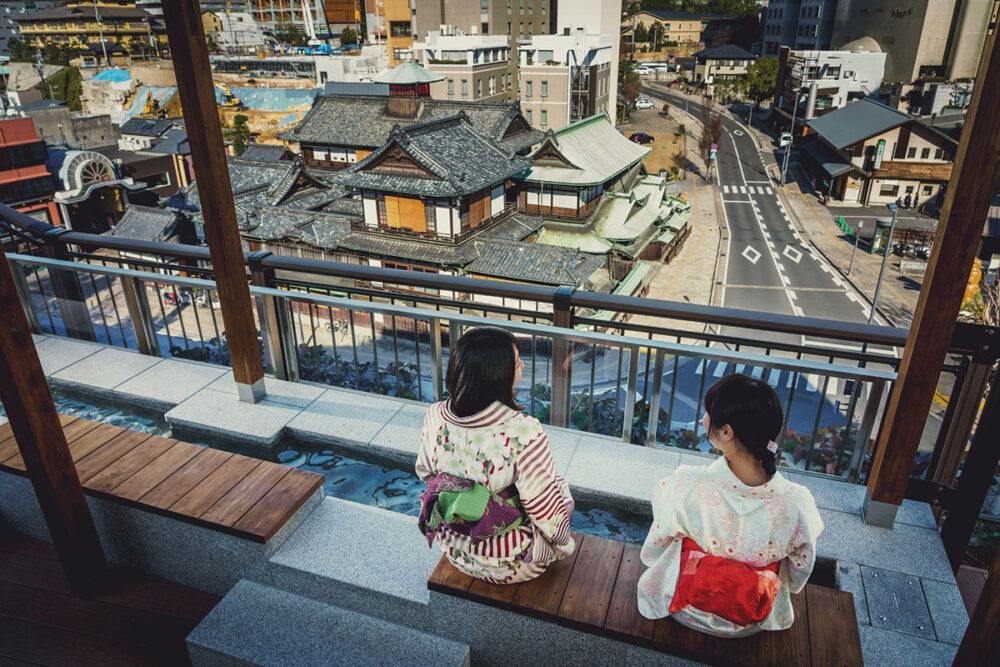 道後温泉本館と一緒に記念写真も