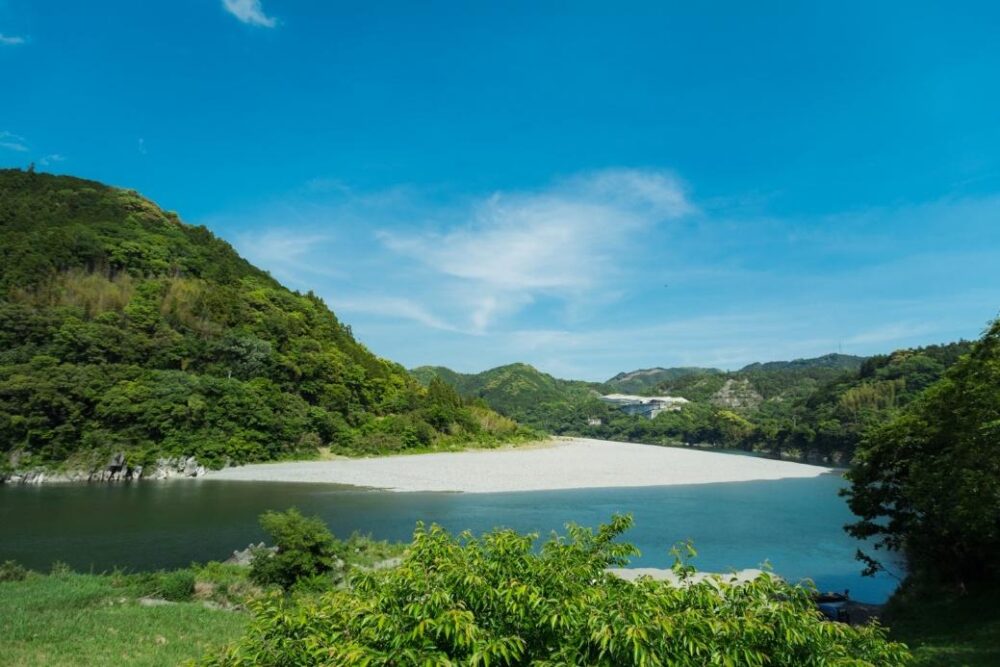 「仁淀ブルー」の絶景!仁淀川の青く美しい水面