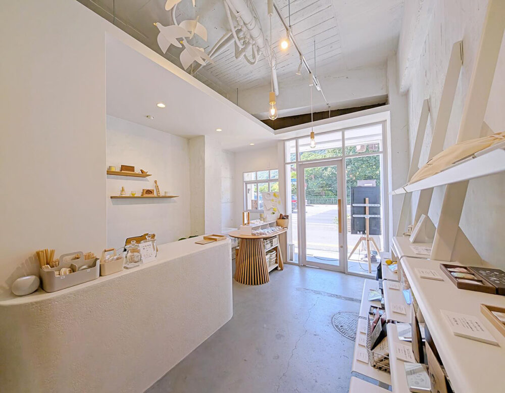 和三盆のほかセレクト雑貨も並ぶHIYORI WASANBON tea standの店内