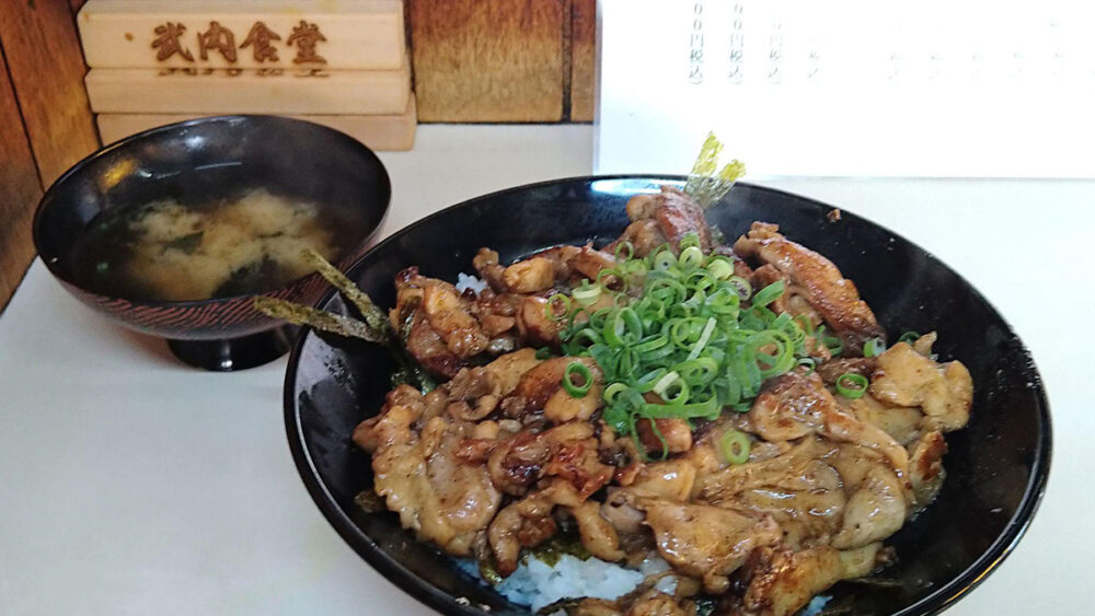武内食堂のかしわバター丼と味噌汁