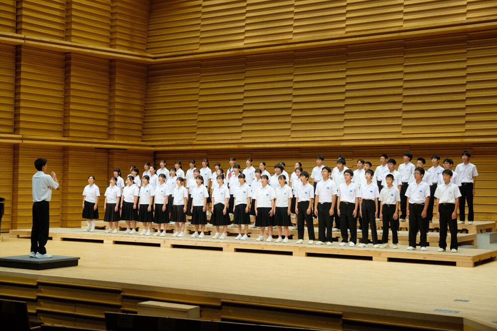 銭形まつり学生音楽祭で学生たちが合唱を披露している様子