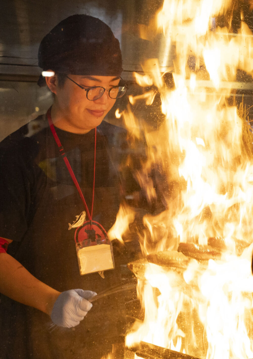 鰹を藁焼きする様子