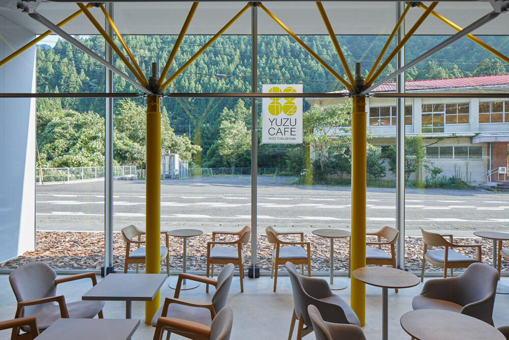 未来コンビニの店奥にあるイートインスペース