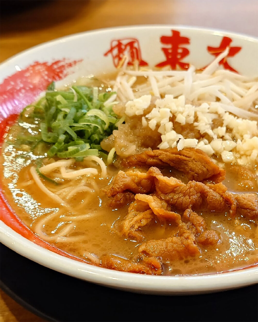 背脂ダレと刻みニンニクをトッピングした東大ラーメンこってり