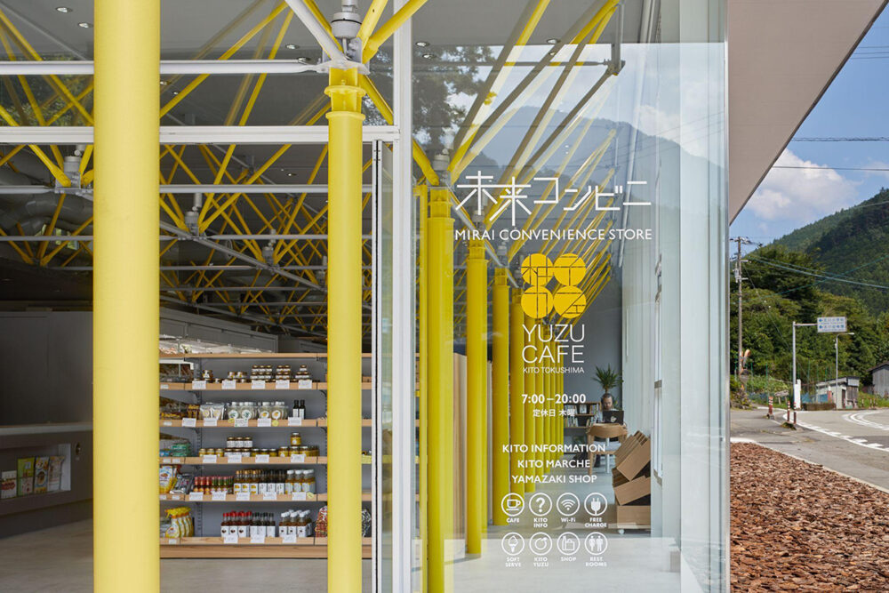 ガラス張りで開放的なデザインの未来コンビニ