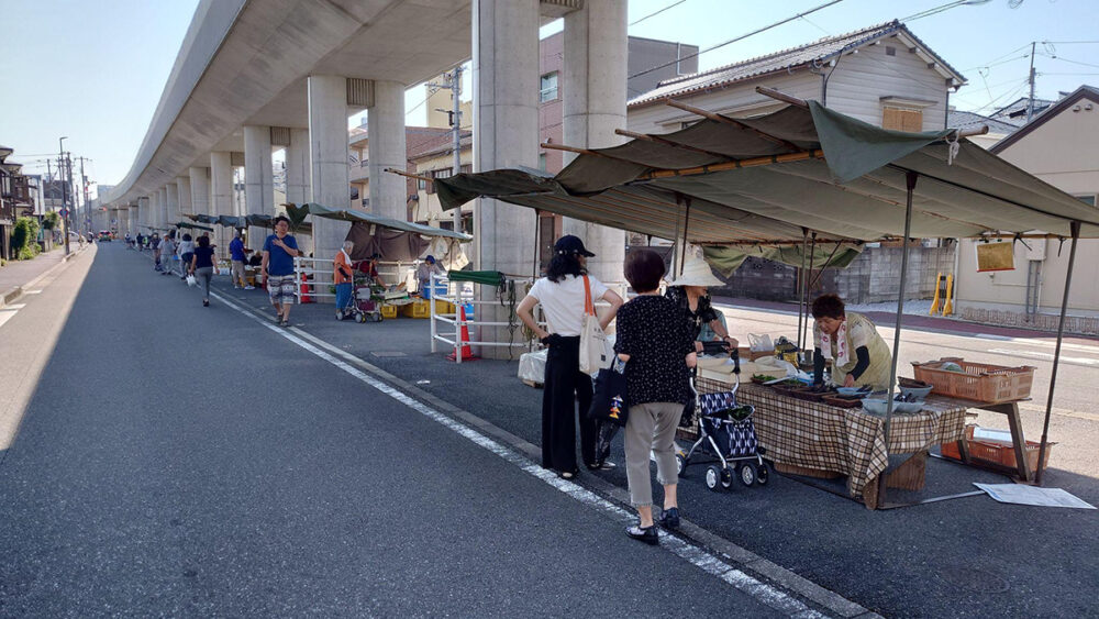 JR土讃線の高架下で開催される金曜市