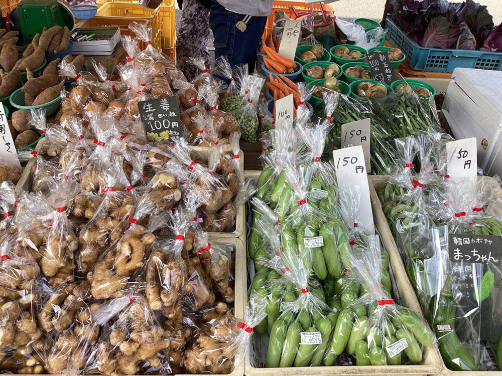金曜市に並ぶ新鮮な野菜たち