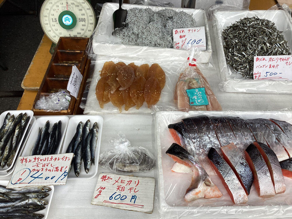 金曜市に並ぶ新鮮な魚介類