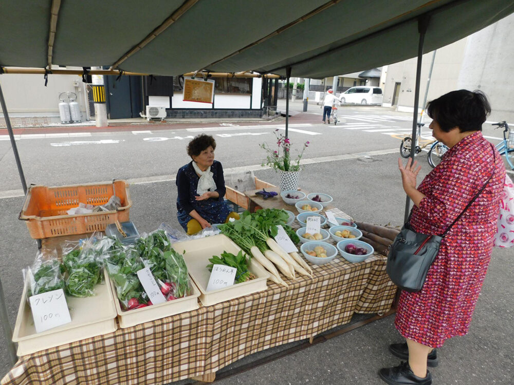 金曜市の出店者さんとお客さんのやりとり