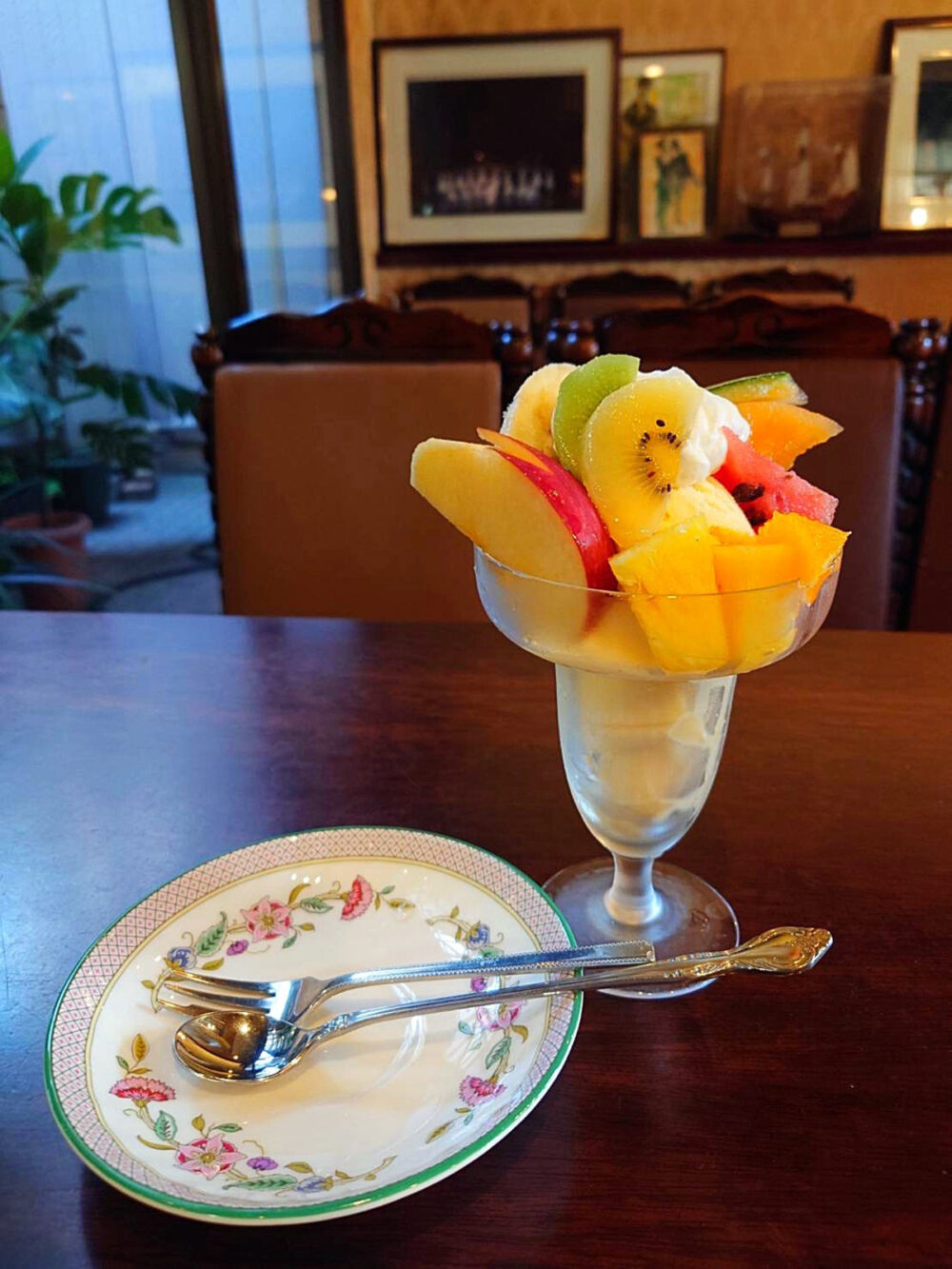 みどりや喫茶店のフルーツパフェ