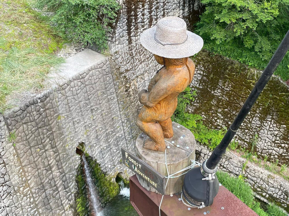 ロマン橋の途中で見ることができる木製の小便小僧