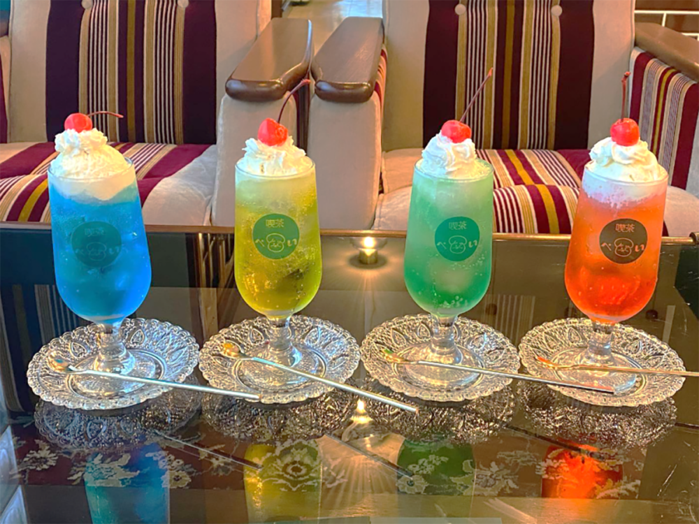 「喫茶ぺい」のカラフルなクリームソーダ