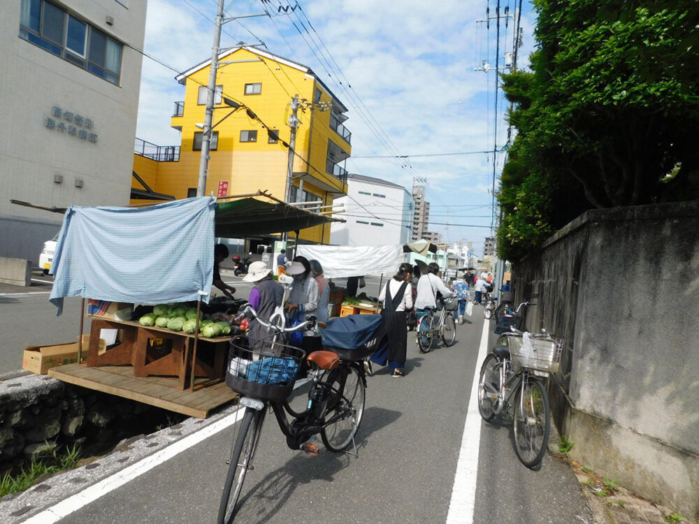 水路の上に出店する火曜市