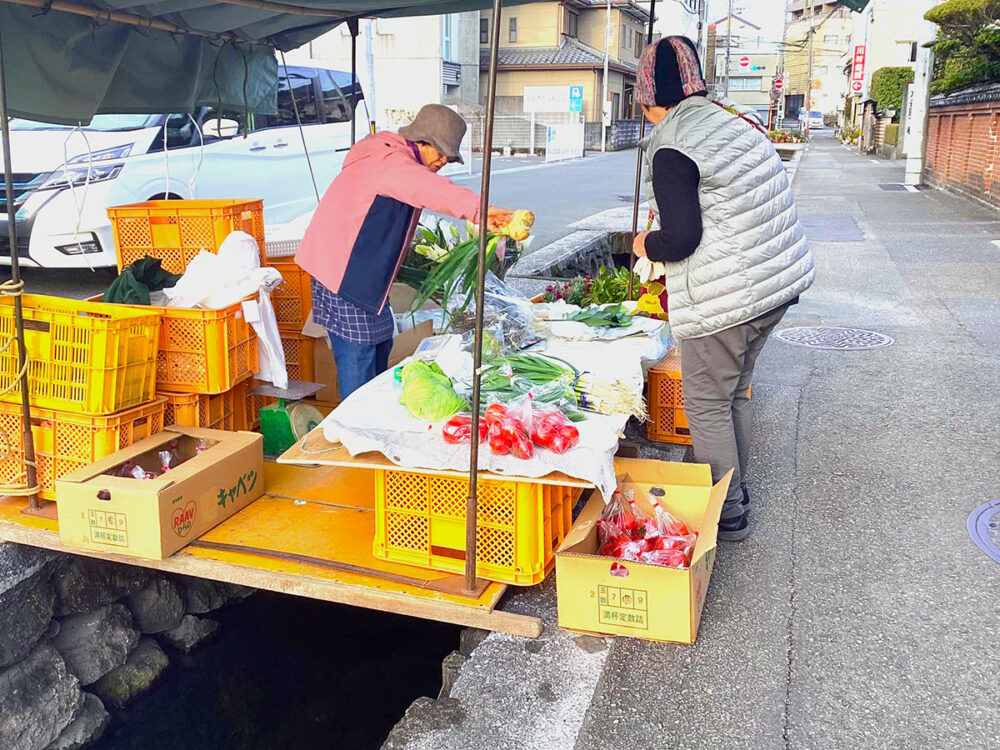 火曜市の出店者さんとお客さんのやりとり
