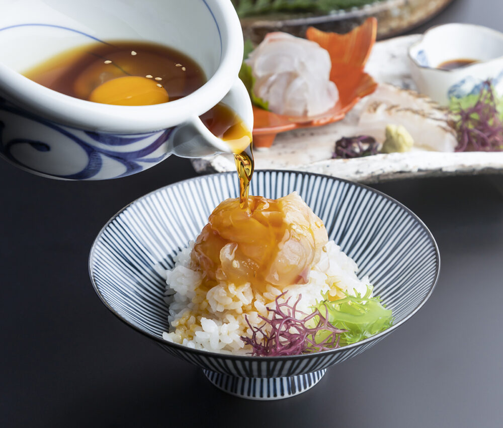 鯛の刺身に特製タレをかける宇和島鯛めし