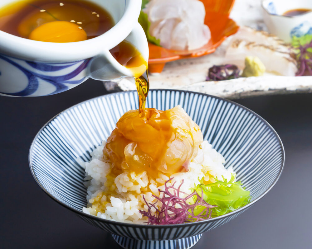 鯛の刺身に特製タレをかける宇和島鯛めし