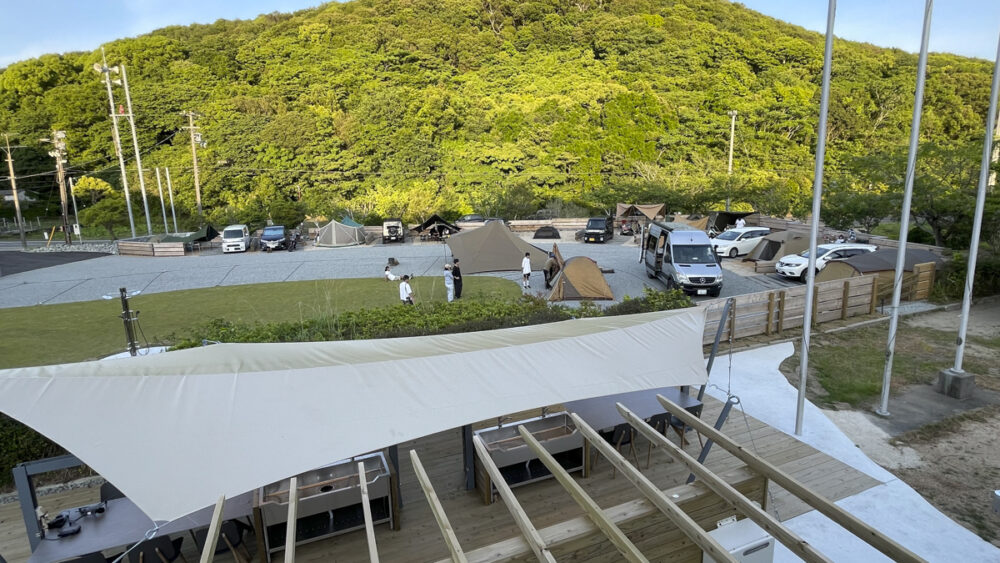 校庭を使ったキャンプ場