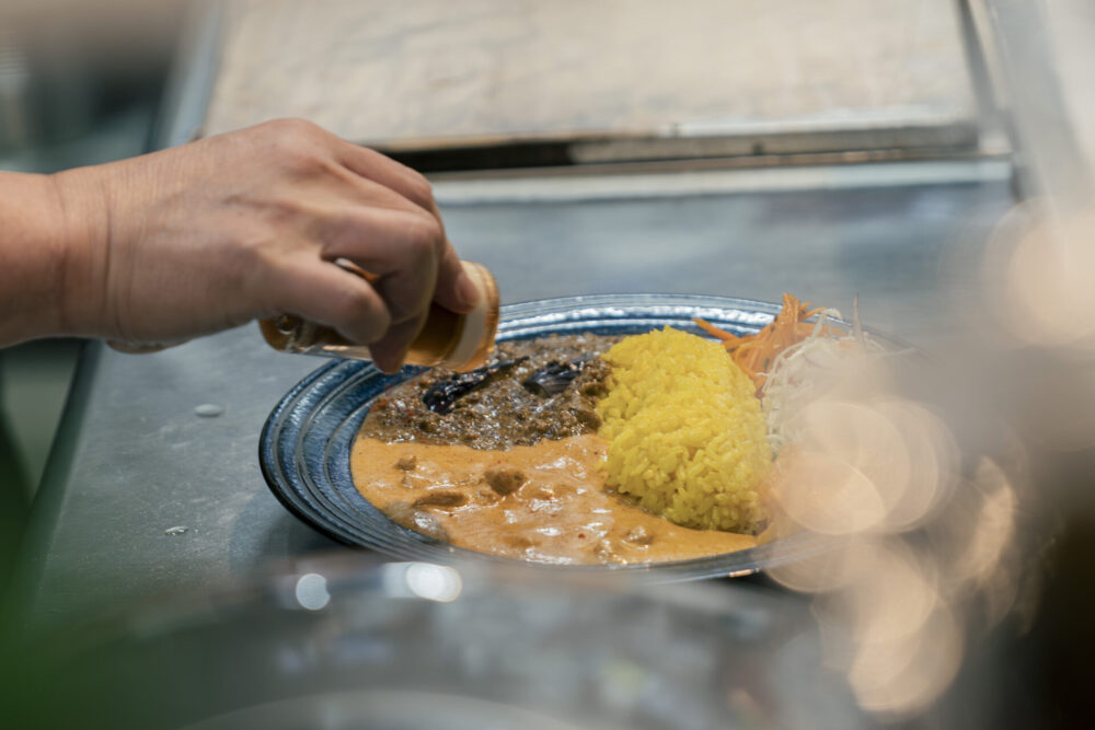 スパイスでカレーの辛さを調節できる