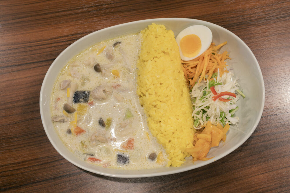 野菜やチキンたっぷりの「梼原産ゆずのグリーンカレー」