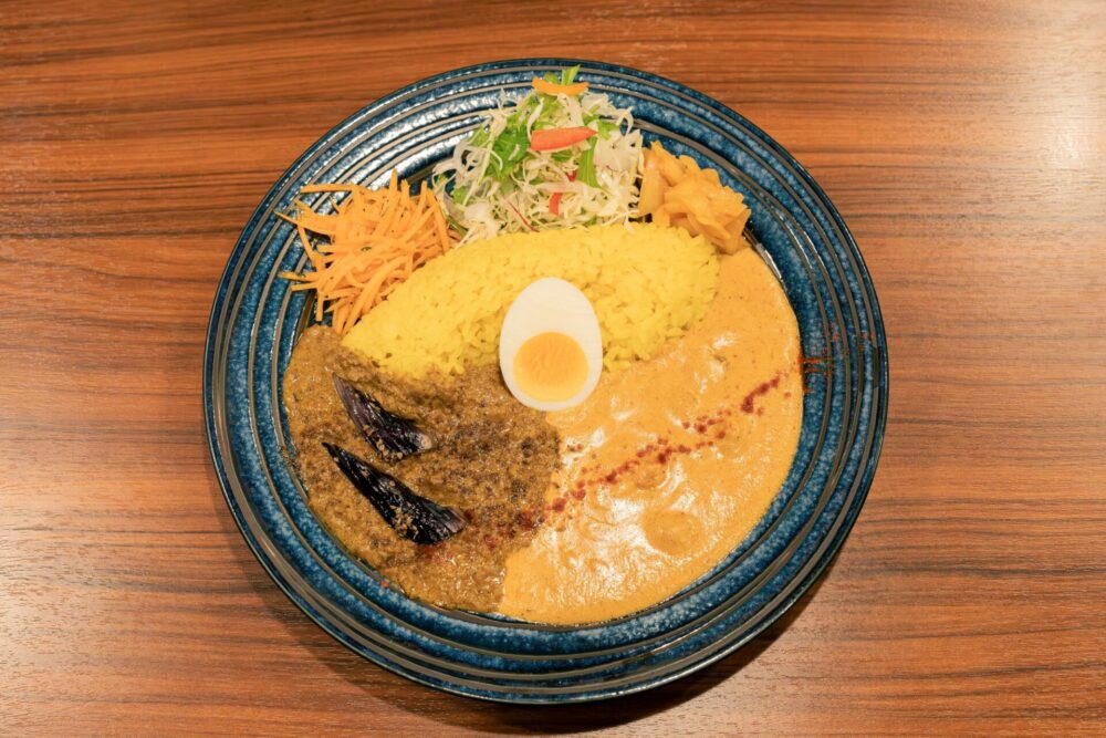 一番人気のバターチキンとキーマのあいがけ「もりおカレー」