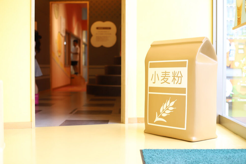 工場見学通路内に設置された小麦粉のオブジェ