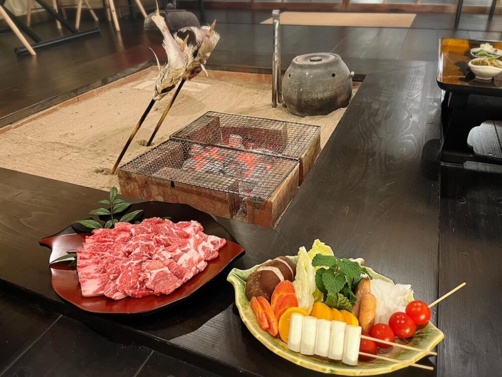 カフェ店内の囲炉裏と魚・バーベキューセット