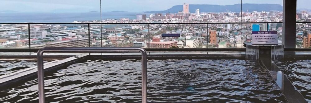 夕凪の湯HOTEL 花樹海の大浴場と高松港・高松市街